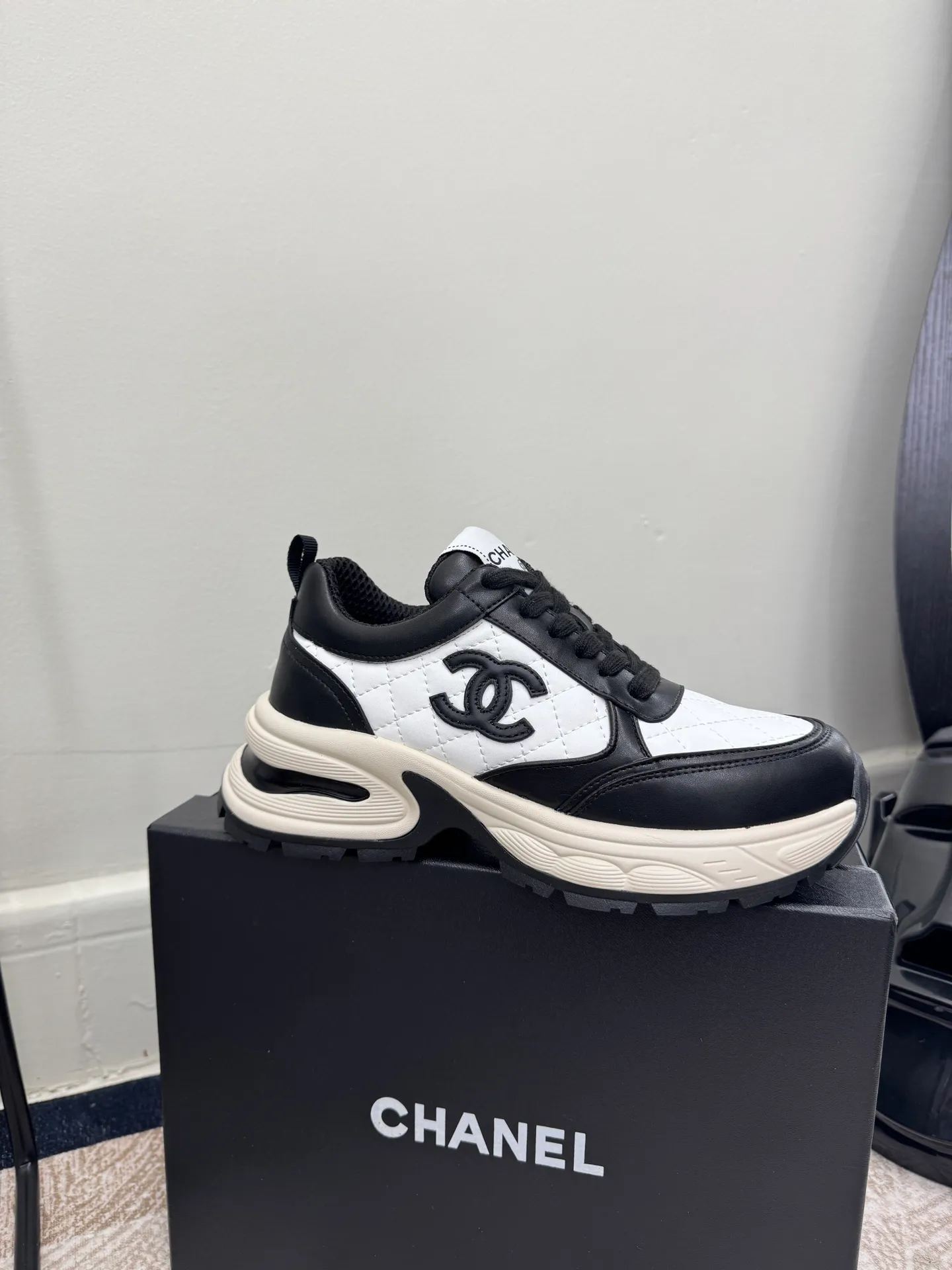 Men's men's shoes pP660! Size: 35-41 Chanel 25C new Chanel sports and casual shoes. Versatile white shoes. You can’t go wrong with the styles. The contrasting colors are full of vitality. The logo embossed on the side is very delicate on the feet. The upper is made of original customized materials. The original outsole.